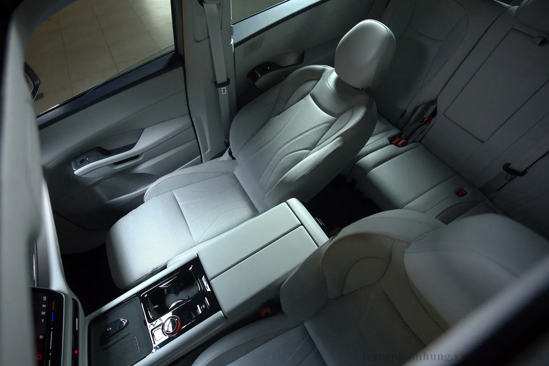4-he-thong-ghe-hang-thuong-gia-cao-cap-queen-seat-duy-nhat-trong-phan-khuc-suv-cao-cap.jpeg