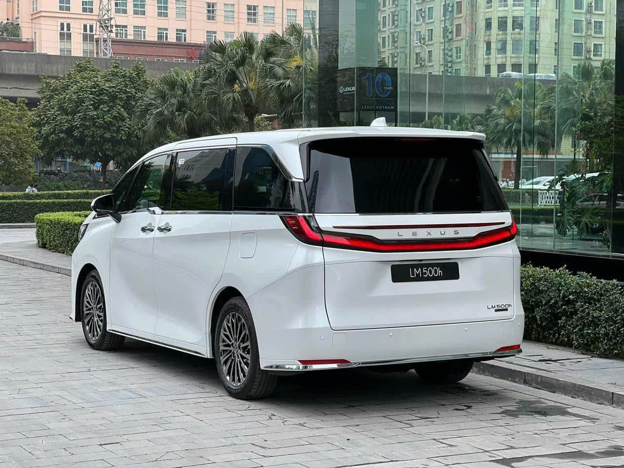 Lexus LM 500h 2025: “Chuy&ecirc;n Cơ Mặt Đất” – Kh&aacute;m Ph&aacute; Chi Tiết 2 Phi&ecirc;n Bản Thượng Hạng & Gi&aacute; B&aacute;n