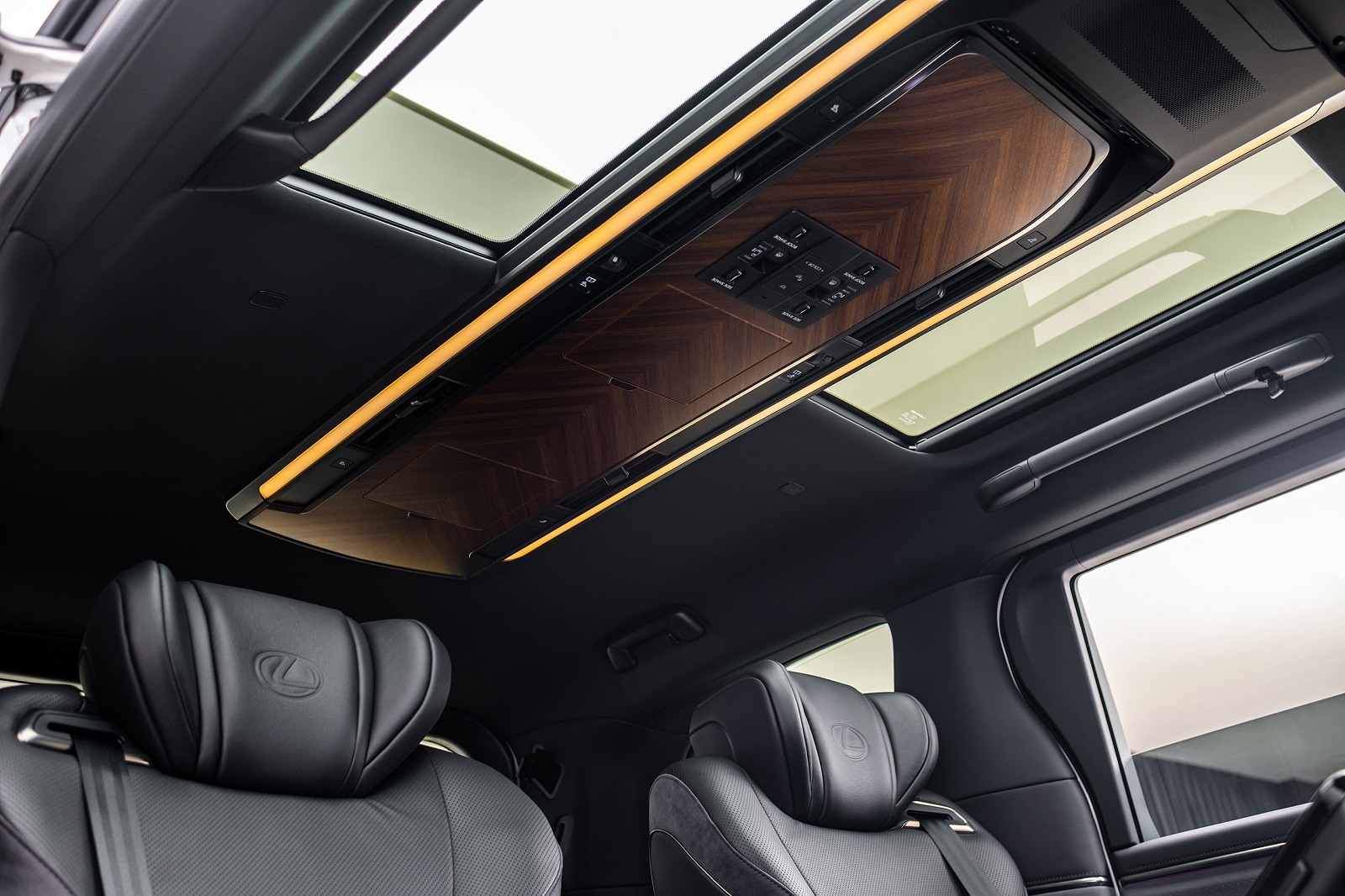 Lexus LM 500h 2025: “Chuy&ecirc;n Cơ Mặt Đất” – Kh&aacute;m Ph&aacute; Chi Tiết 2 Phi&ecirc;n Bản Thượng Hạng & Gi&aacute; B&aacute;n