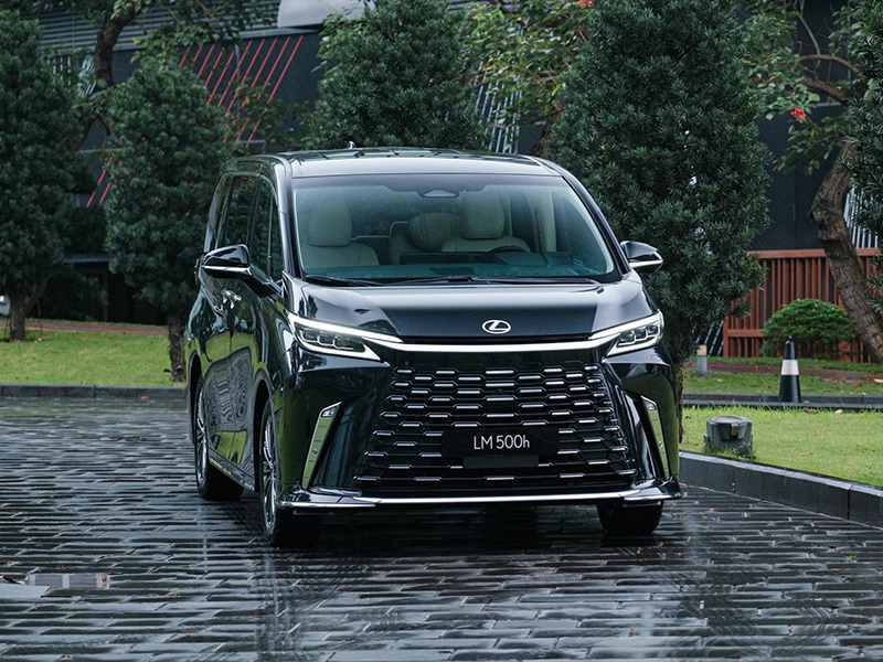 Lexus LM 500h 2025: “Chuy&ecirc;n Cơ Mặt Đất” – Kh&aacute;m Ph&aacute; Chi Tiết 2 Phi&ecirc;n Bản Thượng Hạng & Gi&aacute; B&aacute;n